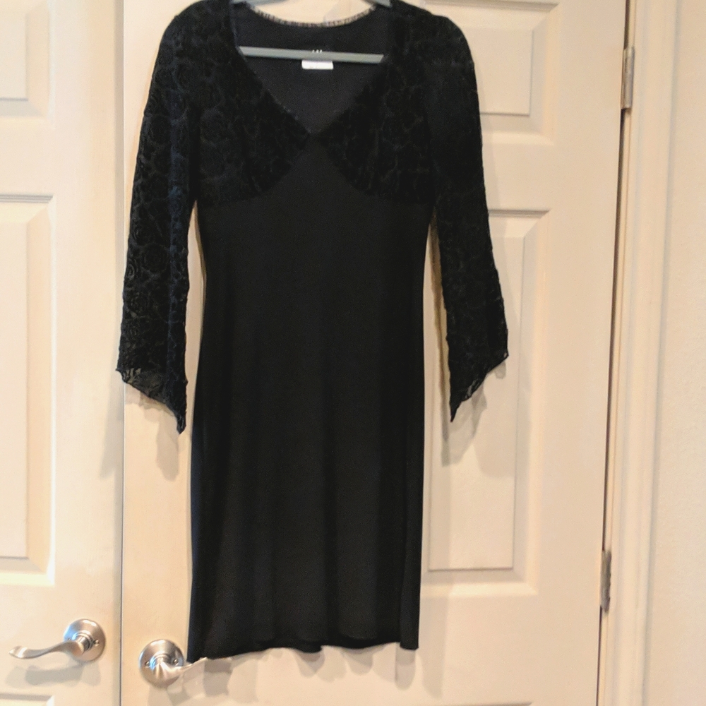 Black with crushed velvet accents Lil black dress